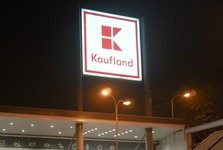 Hořovický Kaufland odebírá PET lahve a plechovky. Zákazníci dostávají kupony