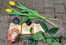 V Berouně připomíná zavražděné Židy 26 stolpersteinů. O všech pojednává kniha Berounské kameny zmizelých V Berouně připomíná zavražděné Židy 26 stolpersteinů. O všech pojednává kniha Berounské kameny zmizelých