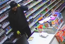 Na hlavě kukla, v ruce sekáček. Poznáte muže, který přepadl prodejnu v Nučicích?